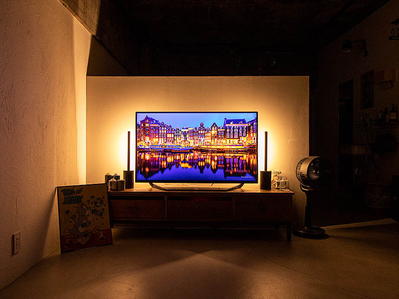 テレビの両脇に間接照明 ショートマンクスを置いたイメージ